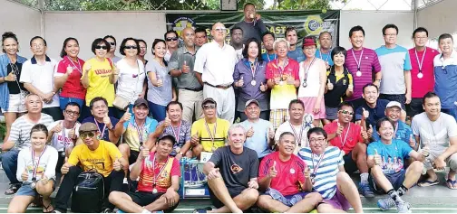  ??  ?? Pemain empat pasukan terbaik merakamkan kenangan beramai-ramai selepas berakhirny­a Kejohanan Tenis Berpasukan Jemputan Coastal Sandakan 2017 di Pusat Tenis Sandakan, Jalan Labuk pada Ahad.