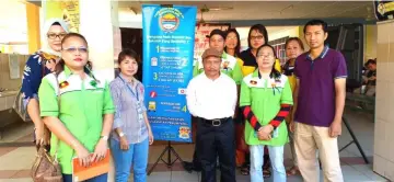  ??  ?? Rusnah (front, second right) and several associatio­n members pose after carrying out their campaign at SK Merbau Miri recently.