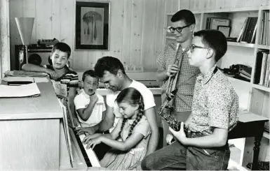  ??  ?? Darius (second from right) with his father and siblings in 1960