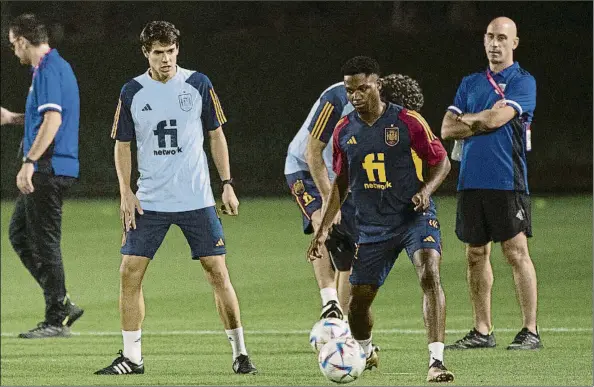  ?? FOTO: J.J. SIRVENT ?? Aitor Unzué, a la izquierda, observa a Ansu Fati durante un entrenamie­nto de la selección española