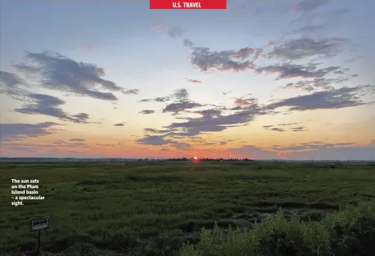  ?? HANNAH SELINGER For The Washington Post ?? The sun sets on the Plum Island basin
– a spectacula­r sight.