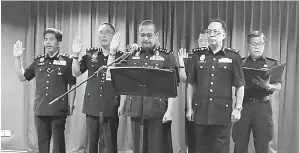  ??  ?? RAZARUDIN (tengah) melafaz IBR bersama pegawai kanan IPK Sabah. Turut kelihatan Sazali (dua kanan).
