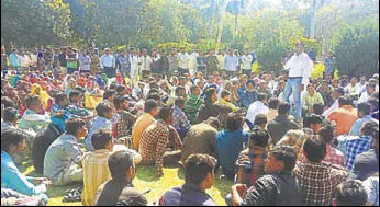  ?? HT PHOTO ?? Dalits protesters staging a dharna at Karnal on Monday.