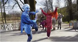  ?? FOTO: MICKI HäGGBLOM ?? Pojken Blå (Valo Sauri) och Radha (Mia Portin) i Vanda Teaterföre­nings sommarteat­er.