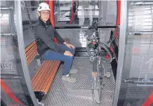  ??  ?? Usuarios con bicicleta pueden ingresar con solo reclinar la silla.