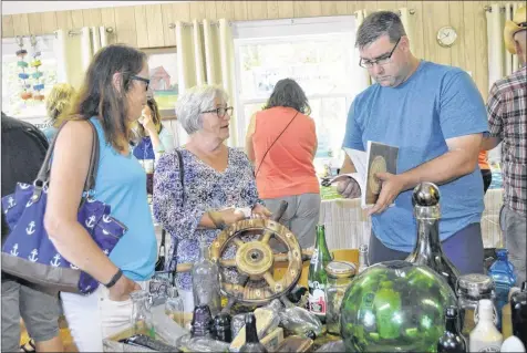  ?? WENDY ELLIOTT ?? Todd Troop, a bottle expert from Coldbrook, found himself deep in conversati­on with festival goers about their sea glass finds.