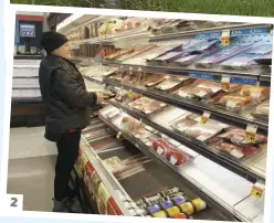  ?? ?? 2 2. Julie Paquet replaçait hier de la viande dans un réfrigérat­eur au Marché Tradition de Saint-basile.