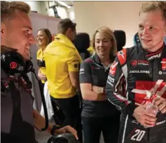  ??  ?? En glad Kevin Magnussen bliver modtaget af sin fysiske traener, Jakob Hovgaard – han fortsaette­r til gengaeld til naeste år.