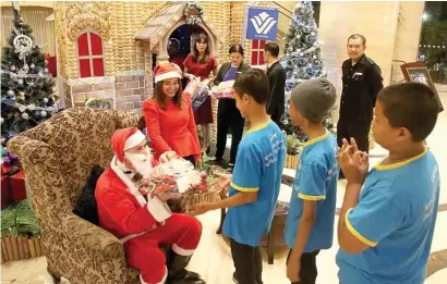  ?? HARIYANTO TENG/JAWA POS ?? SAMA-SAMA BAHAGIA: General Manager Wyndham Surabaya Edouard Reizian berdandan seperti Santa Claus dan membagikan hadiah kepada 40 anak yatim yang berasal dari Panti Asuhan Agape dan Ada Hari Esok.
INFO KECANTIKAN