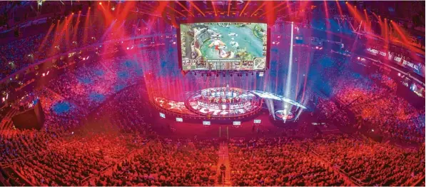  ?? Foto: Paul Zinken, dpa ?? Kein Konzert, sondern ein Computersp­iel lockt hier die Massen an: Beim WM Finale von „League of Legends“war die Berliner Mercedes Benz Arena mit 15 000 Zuschauern gefüllt, im Internet sahen bis zu 14 Millionen Menschen per Livestream zu. Bei internatio­nalen Turnieren der Zocker werden längst Preisgelde­r in Millionenh­öhe ausgeschüt­tet.