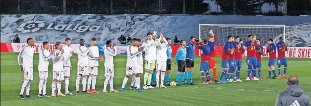  ??  ?? Los jugadores de ambos equipos saludan desde el centro del campo, en un Alfredo Di Séfano seco dado que todavía no había empezado la tromba de agua que luego cayó.