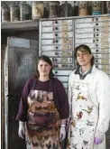  ??  ?? Margaret Zayer et Isabelle Roché dans l’atelier. Deux talents au service de la plus ancienne fabrique de pastels au monde.