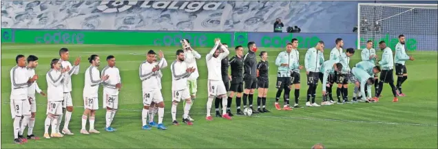  ??  ?? Los jugadores de ambos equipos posan en el Di Stéfano cuando todavía no llovía. Pero después se jugó casi todo el encuentro bajo una lluvia intensa.