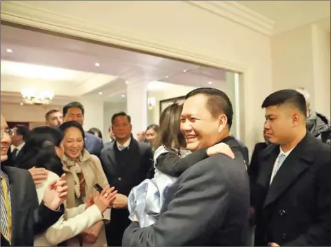  ?? STPM ?? Prime Minister Hun Manet is received by Cambodian diaspora upon his arrival in the French capital Paris on January 13.