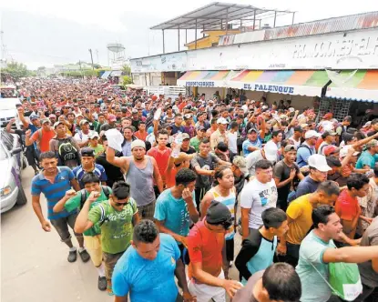  ?? JORGE CARBALLO ?? Ciudadanos centroamer­icanos caminan por Ciudad Hidalgo, México.