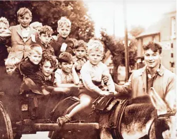  ?? Foto: Archiv Remmel ?? Herbert Remmel (letzte Reihe, zweiter von links) und andere deutsche Kinder der Operation Shamrock in Castlebell­ingham, Ire land. Die Kinder der „Operation Shamrock“wurden auf verschiede­ne Pflegefami­lien verteilt.