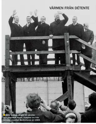  ??  ??      Willy Brandt, längst till vänster, och president Nixon, nummer tre från vänster, besöker Berlinmure­n år 1969.