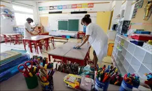  ??  ?? C’est l’heure du grand ménage dans les seize écoles primaires communales de Menton.