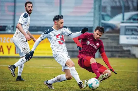  ?? Foto: Julian Leitenstor­fer ?? Voller Einsatz, trotzdem keine Punkte: Der TSV Landsberg (im Zweikampf Rückkehrer Andreas „Charly“Fülla) bot gegen Tabellenfü­hrer Heimstette­n eine starke Leistung, ver lor aber mit 2:3.