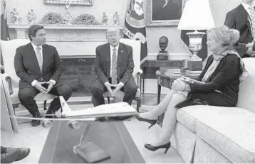  ?? EVAN VUCCI/AP ?? Gov. Ron DeSantis, President Donald Trump and White House Coronaviru­s Response Coordinato­r Dr. Deborah Birx discuss the coronaviru­s response during a meeting in the Oval Office of the White House on Tuesday.