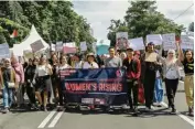  ?? ALFIAN RIZAL/JAWA POS ?? MANFAATKAN CFD: Peserta Women’s March Surabaya 2020 membawa berbagai isu terkait dengan hak-hak perempuan.