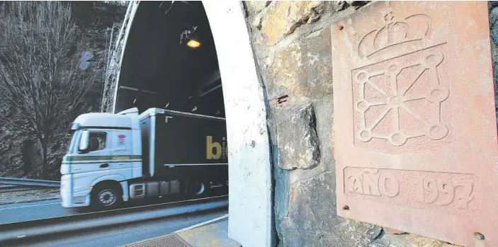  ??  ?? Un camión sale del túnel de Belate, que fue inaugurado en noviembre de 1997, como atestigua una placa colocada en una de las bocas.