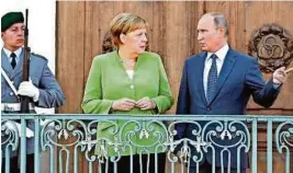  ??  ?? Arbeit nach dem Vergnügen: Putin (rechts) bei Merkel