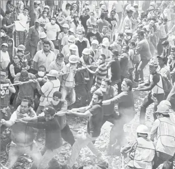  ??  ?? Civiles y elementos de la Marina ayudan al rescate de personas en edificios colapsados en calle Escocia, esquina Gabriel Mancera en la colonia Del Valle ■ Foto María Luisa Severiano