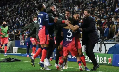  ?? Photograph: Miguel Riopa/AFP/Getty Images ?? Rodrigo De Paul is mobbed by his Atlético Madrid teammates and Diego Simeone after scoring his side’s third goal against Porto.