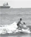  ??  ?? DESTREZA. Practicar algún deporte extremo en el mar es buena alternativ­a. Marcos Pullas, surfista con 10 años practicand­o este deporte, da una muestra de su destreza.