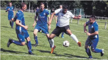  ?? FOTO: MARKUS PEIKER ?? Deilingens Torjäger Ahmet Arslan (weißes Trikot) schoss sein Team ins Finale.