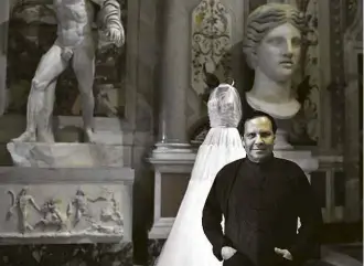  ?? Gabriel Bouys/AFP ?? O estilista Azzedine Alaïa em uma exposição de suas peças na Villa Borghese, em Roma