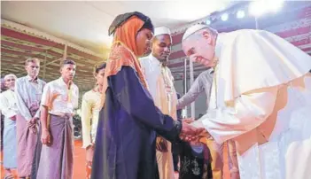  ??  ?? ► El Papa saluda a refugiados rohingyas durante un evento en Daca, ayer.