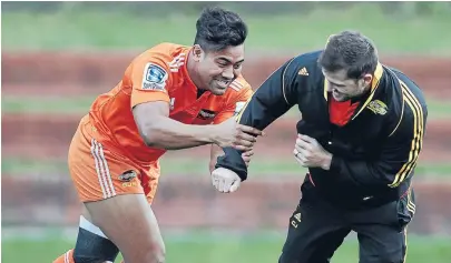  ?? Photo: CAMERON BURNELL/FAIRFAX NZ ?? Morale high: Julian Savea, left, and Cory Jane were in a light-hearted mood at Hurricanes training this week.