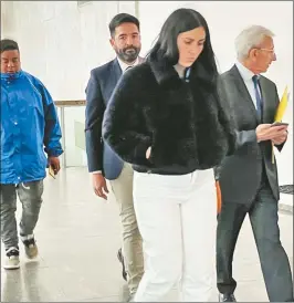  ?? ?? DALMA PÉREZ Y RODRIGO RIVERA. La hermana y el esposo de Gabriela Pérez, junto a sus abogados, se reunieron el martes con la fiscal Silvana Fernández que investiga el hecho.