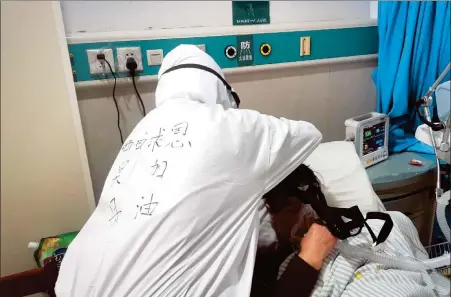  ?? YUAN ZHAOHUI / FOR CHINA DAILY ?? Clockwise from top: A doctor from Shanxi province treats a patient infected with the novel coronaviru­s pneumonia in a hospital in Xiantao, Hubei province.