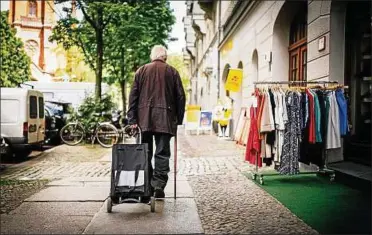  ??  ?? Rund   Menschen bekommen Grundsiche­rung im Alter. Foto: dpa PA/ Robert Schlesinge­r