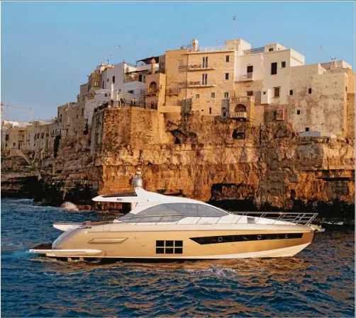  ??  ?? L’Azimut S6, ici devant la spectacula­ire vieille ville de Polignano a Mare, a été présentée à l’occasion du gala annuel d’AzimutBene­tti.