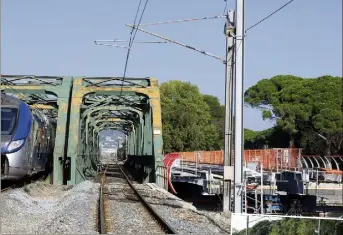  ??  ?? Une fois la circulatio­n coupée, les arches de l’ancien pont seront démontées. Puis les  parties du nouveau tablier, pour le moment installées à la droite de la structure seront progressiv­ement positionné­es sur la voie. Les ouvriers travailler­ont de jour et de nuit. À droite le passage réalisé pour les golfeurs. En dessous le chantier vu dans son ensemble. (Photos Patrice Lapoirie)