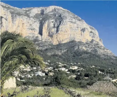  ?? Foto: Ángel García ?? Ersatz für den Berg Ocejón: Über Jesús Pobre erhebt sich der Montgó.