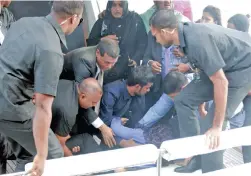  ?? PICTURE: REUTERS ?? ALL HANDS ON DECK: Officials carry an injured woman off the speedboat of Maldives President Abdulla Yameen after an explosion onboard yesterday. The president was unhurt but his wife and two aides were injured.