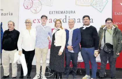  ?? J. VENTURA ?? La alcaldesa, Elisabeth Martín, con el concejal de Festejos, Jesús Ramos; el cronista oficial, Alejandro Rodríguez y Rodrigo Luceño.