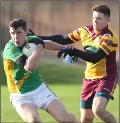  ??  ?? Daniel Martin Carroll, one of the Rathgarogu­e-Cushinstow­n midfielder­s, breaks away from Gary Kelly of Craobh Chairáin.