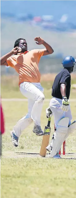  ?? Pictures: MICHAEL PINYANA ?? PACE LIKE FIRE: Former Border speed merchant Lucky Phangabant­u of Zondeki in action