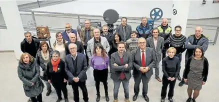  ?? ?? Algunos de los protagonis­tas de la obra audiovisua­l ‘No somos islas’, en la Biblioteca y Filmoteca de Navarra.