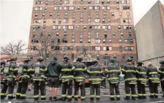  ?? // AFP ?? Miembros del cuerpo de bomberos de Nueva York, tras el incendio