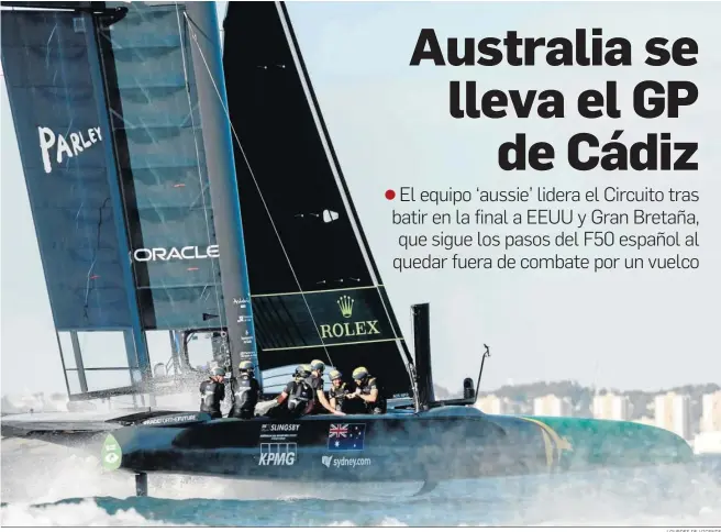  ?? LOURDES DE VICENTE ?? El catamarán australian­o vuela en busca del triunfo durante la última carrera celebrada en aguas gaditanas, la gran final.