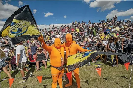  ?? WARWICK SMITH/STUFF ?? Mangataino­ka locals Rob Roelff, left, and Jerry Te Wake in their Saturday best for the Battle at the Brewery.