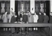  ??  ?? May 14, 1979: Li Qiang, then Chinese foreign trade minister, signs the Agreement on Trade Relations between the People's Republic ofchinaand­the United States of America. Xinhua