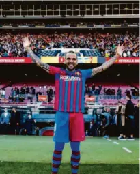  ?? Barcelona/divulgação ?? De volta ao Barcelona, Daniel Alves é apresentad­o para os torcedores no estádio Camp Nou